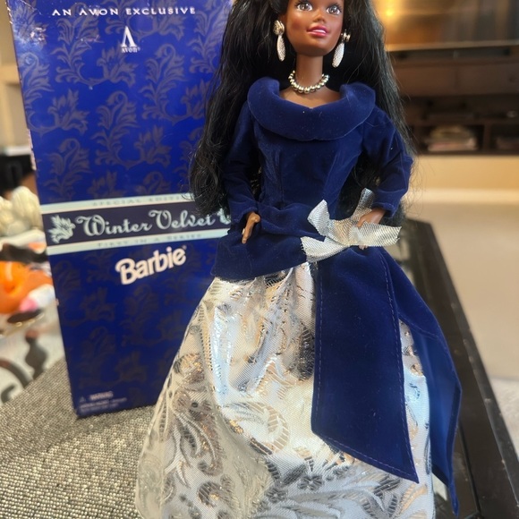 1995 Avon Exclusive African American Holiday Barbie – Winter Velvet - Picture 5 of 5